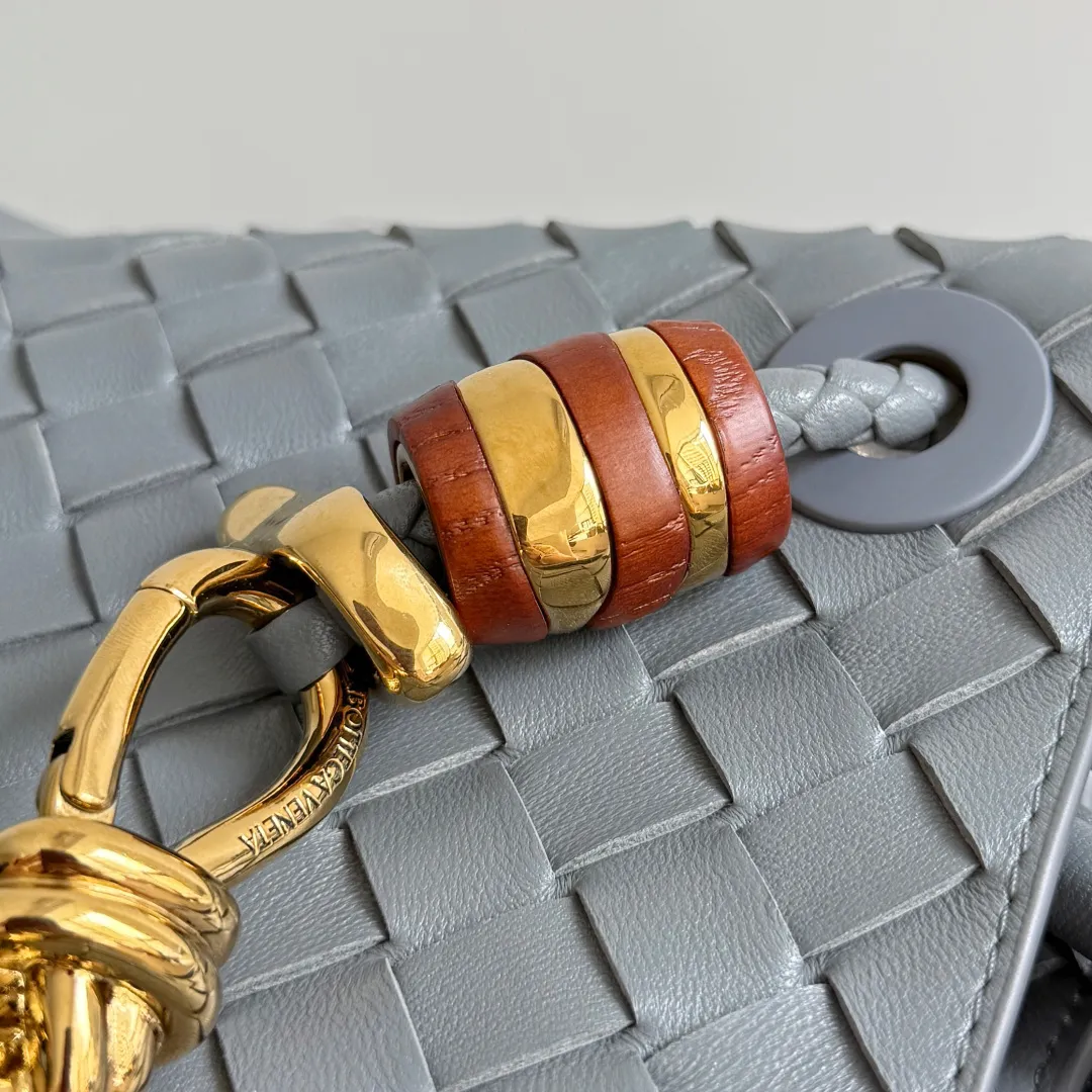The new Andiamo batch of 3060 BV is shipped‼ ️The classic intercciato weaving process is used to create a soft bag, the metal knot is made of micro-cast aluminum using jewelry technology🪢, and the decorative beads are made of metal and hand-polished oak, allowing you to jump repeatedly between elegance and fun💃, making it unpredictable. Classic and versatile, it shows off your temperament, and the bag has a large capacity, making it very convenient for daily commuting! It has a variety of carrying methods, the shoulder straps can be adjusted by yourself, the original lambskin feels soft and delicate, and the unisex style breaks gender boundaries and brings a more practical and long-lasting use experience. The Andiamo, which has both elegant and casual styles, perfectly interprets the "fashionable old money style". Style number: 743568+wood hardware Color: slate gray Size: 25*22*10.5cm